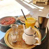 Gewürzte Tomaten, Orangensaft, Schwarztee at Kawon once upon a time in Madaba
