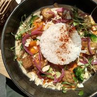 Curry au tempeh at the friendly kitchen in Paris