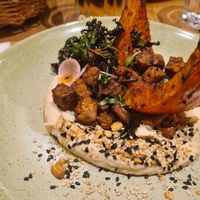 Le plat : potimarron, tempeh, houmous at the friendly kitchen in Paris