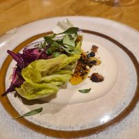 l'entrée : une feuille de sucrine avec du chou rouge et un yaourt maison, et une huile épicée at the friendly kitchen in Paris