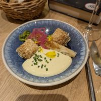 Salade césar au tofu en croûte de panko at the friendly kitchen in Paris