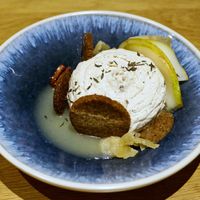 Tartelette destructurée poire & noix de pécan at the friendly kitchen in Paris