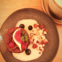 Mi cuit chocolat et cacahuète pour le dessert at the friendly kitchen in Paris