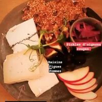 Plateau de fromages vegan, fruits et crackers maison at the friendly kitchen in Paris