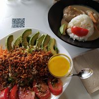Ensalada con soja tostada, salsa de mango mucho aguacate, quinoa y verduras😍❤️ at A Raices in Gran Canaria