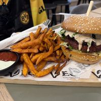 Burger 🍔 mit Süsskartoffelpommes  at VEG in Split