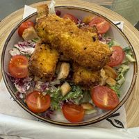 Césarsalat (da ist leider nur der Boden mit etwas Radicchio belegt) und paniertem Tofo - kross gebraten  at VEG in Split