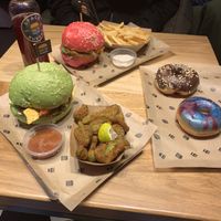Mexican burger (green) & Asian burger (pink) at Space Burger in Vienna