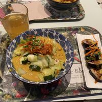 Iced tea, Tibetan Mama curry, veggie sushi roll  at Le Botaniste - Bailli in Brussels