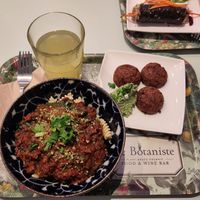 Lemonade, veggie balls, and pasta bolognese at Le Botaniste - Bailli in Brussels