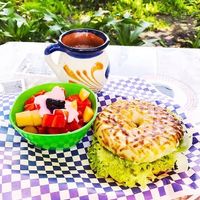 Fruta con yogurt, chai y bagel at La Ruta del Chai in Mexico City