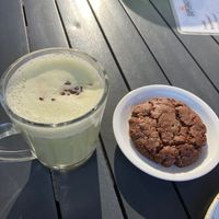 Matcha latte com menta e nibs de cacau at Mornings in Curitiba