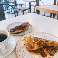 PB&J na torrada de pão de fermentação natural, omelete de grão de bico recheada com requeijão e cogumelo. Café coado do café vizinho.  at Mornings in Curitiba