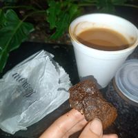 Cookie de chocolate, pasta de amendoim e amêndoas.  at Mornings in Curitiba