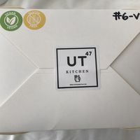 Clearly marked delivery boxes showing which is gluten free and vegan #Veganuary at UT47 Manhattan in New York City