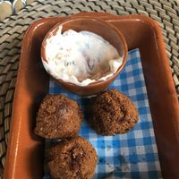 Fried beetroot balls with vegan tartare sauce at Zuiderbad in Zemst