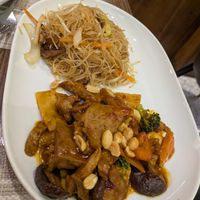 Spicy seitan with rice noodles at Chun in Madrid