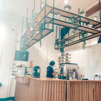 The bar at Oakberry in Lisbon