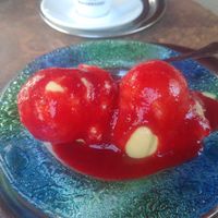 Ist zwar kein Spaghetti Eis mehr, dennoch Klasse. Sojavanille und Erdbeersauce. Fehlt nur noch die vegane Sahne, die es noch nicht gibt at Eiscafé Venezia in Budingen