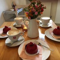 Törtchen Fruit Rouge und Cappuccino mit Sojamilch at Pâtisserie Ludwig in Karlsruhe