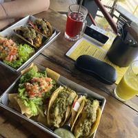 Links Hibiskus tacos und rechts avocado tacos   at Taco Taco in Monteverde