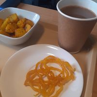 Джалеби, масала чай и картошка at Sattva in Moscow