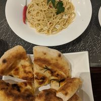 Garlic bread and spaghetti aglio e olio at Oggi in Guangzhou