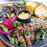 Ensalada vegetariana, la mezcla de sabores hacia un plato original at 7g Roaster in Vila Nova De Gaia