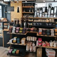 El interior con tienda at 7g Roaster in Vila Nova De Gaia