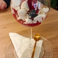 Eton mess dessert at Atelier Flori in Bruges
