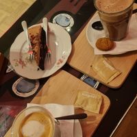 Ice latte and chocolate milk and chocolate cake at Atelier Flori in Bruges