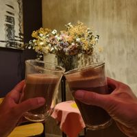 Ice latte and hot chocolate milk at Atelier Flori in Bruges