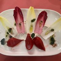 Heerlijk voorgerecht met wit- en roodlof en peertjes at Atelier Flori in Bruges