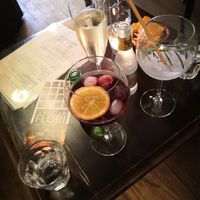 The mocktails: hibiscus drink and a gin tonnic at Atelier Flori in Bruges