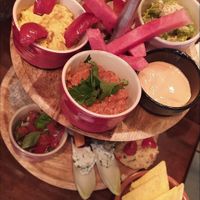 Étagère met vegan kaasjes at Atelier Flori in Bruges