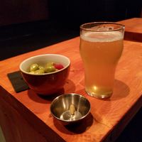 Bier und Oliven at Vyb Bar in Barcelona