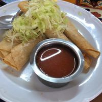 Y pedí unas flautas de papa, con salsa roja de la casa. Fue lo único aparte del pozole que pudimos comer at Los 7 pozoles in Guadalajara