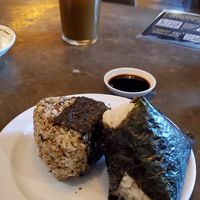 A la derecha oniguiri de miso vegano! at Mexipon in Ensenada
