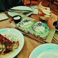 Cheesecake, benedict eggs and matcha latte at Frutas Prohibidas in Madrid