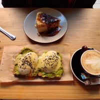 Tarta de queso y huevos venedict at Frutas Prohibidas in Madrid