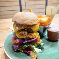 Hamburguesa doble at Frutas Prohibidas in Madrid