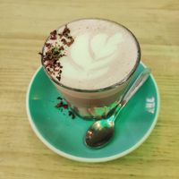 Red velvet latte at Frutas Prohibidas in Madrid