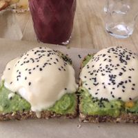 Huevos benedict y smoothie at Frutas Prohibidas in Madrid
