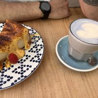 Tarta de queso vegana y café de spirulina  at Frutas Prohibidas in Madrid