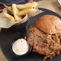 Sweet chili pulled pork burger at Frutas Prohibidas in Madrid