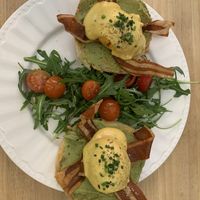 Huevos Benedict con bacon  at Frutas Prohibidas in Madrid