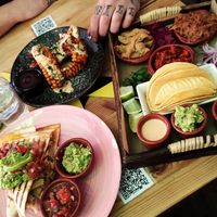 "Farra de tacos", "Quesadillas de pollo vegano" y "Korn Ribs" at Frutas Prohibidas in Madrid