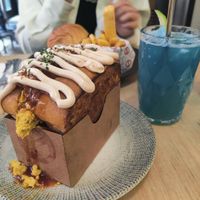 Scrambled eggs and chicken sandwich at Frutas Prohibidas in Madrid