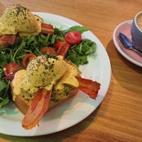 Huevos benedict clasicos at Frutas Prohibidas in Madrid
