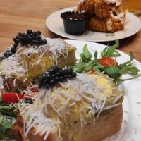 "Wevos Benedict trufados" y "Korn Ribs" at Frutas Prohibidas in Madrid